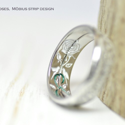 薔薇とセキセイインコを刻んだオーダーメイドの結婚指輪
