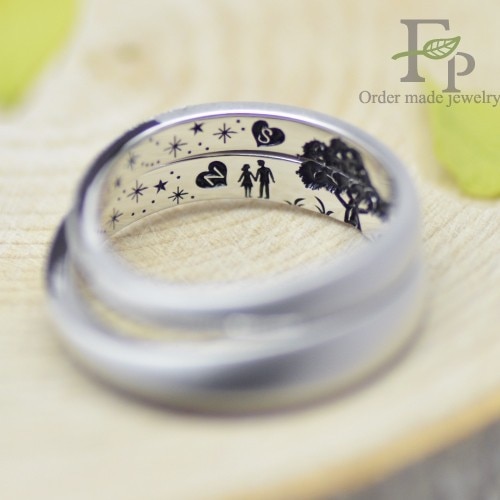 プロポーズの瞬間を永遠に、思い出シェアする内側彫刻のオーダーメイド結婚指輪