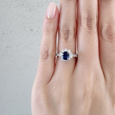 人気のロイヤルブルーサファイアを使用したオシャレなヘイローデザイン婚約指輪スターレイ