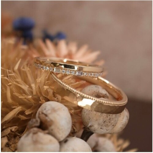 二本のリングを重ねづけしたようなオシャレなアンティークテイストの結婚指輪