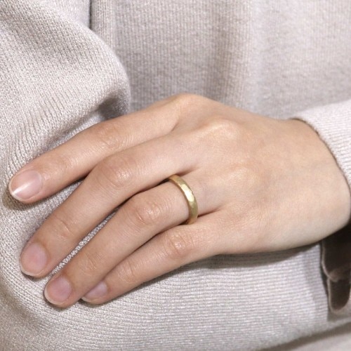 18te 009 鍛造 イエローゴールドに施した凹凸の鎚目がかっこいい鍛造製法の結婚指輪 結婚指輪 Id 鶴 Mikoto マイナビウエディング