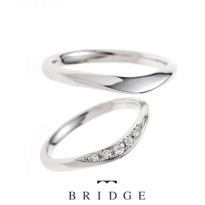 華やかでかわいいオシャレな人気の高いV字ラインの結婚指輪