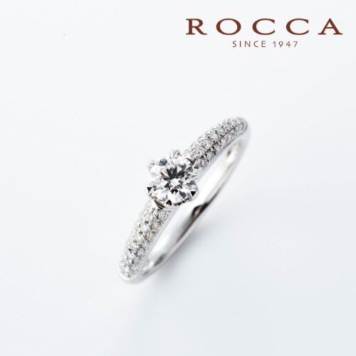 Rocca パヴェをあしらったアームがおしゃれ クールなエンゲージリング 婚約指輪 Id Rocca マイナビウエディング