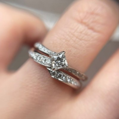 ライトニングはプリンセスカットのダイヤモンド結婚指輪と婚約指輪のセットリング