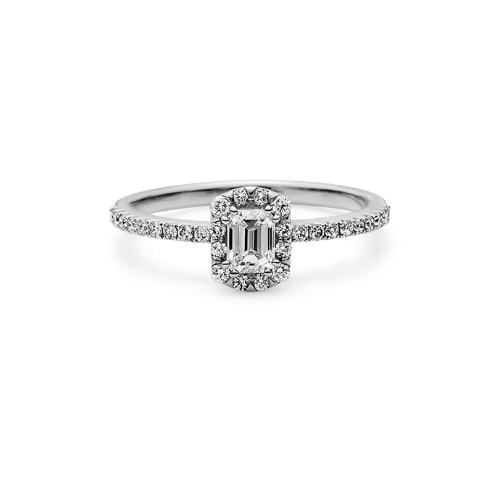 ＜バーニーズ　ニューヨーク＞PLATINUM BAND WITH EMERALD CUT DIAMOND ENGAGEMENT RING