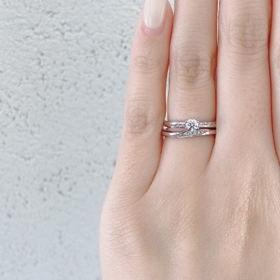 指を美しく魅せてくれるウェーブラインが可愛い婚約指輪 Natural 婚約指輪 Id081 Bridge ブリッジ銀座アントワープブリリアントギャラリー マイナビウエディング