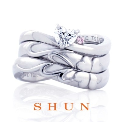 脇に添えたピンクダイヤがかわいい ハートシェイプダイヤのリング オーダーメイド 婚約指輪 Id アトリエ春 マイナビウエディング