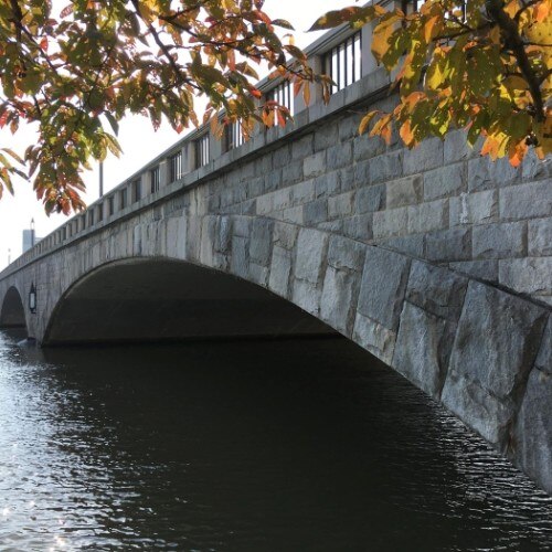万代橋はブリッジのメインモチーフ不落の石橋が二人の絆を守ります