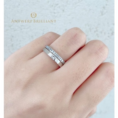 プリンセスカットダイヤモンドのエタニティリングを婚約指輪にしてプリンセスカットダイヤモンドのシンプルな結婚指輪の重ね着け