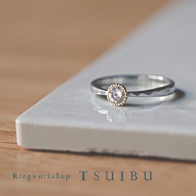 ご婚約指輪に定番のプラチナに石を留める枠をイエローゴールで組み合わせたデザイン