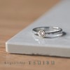 ご婚約指輪に定番のプラチナに石を留める枠をイエローゴールで組み合わせたデザイン