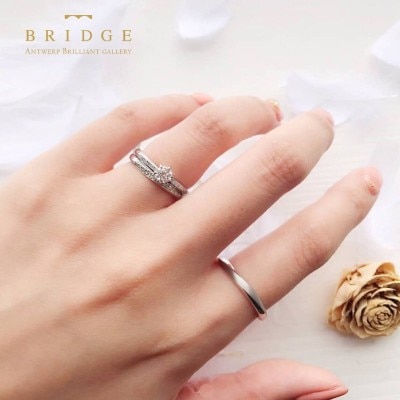 スプリングブリーズ着画　ブリッジの結婚指輪と婚約指輪のセットリング