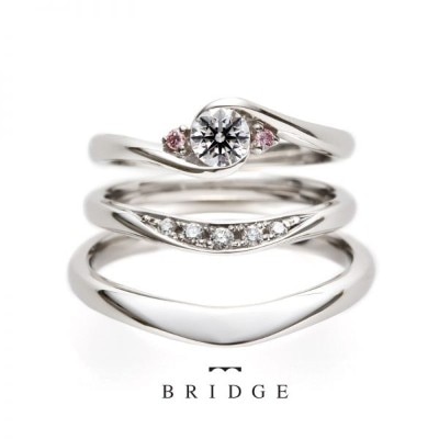 オシャレでかわいいV字ラインの結婚指輪と、ピンクダイヤモンドがかわいい婚約指輪
