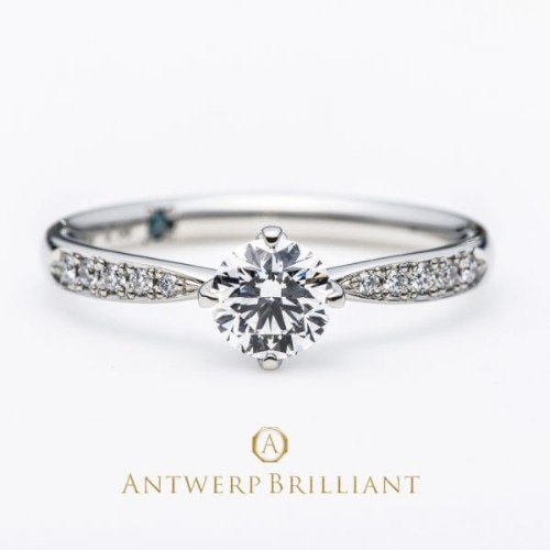 シンプルなフォルムと5石のダイヤモンドがコンサバで綺麗な結婚指輪