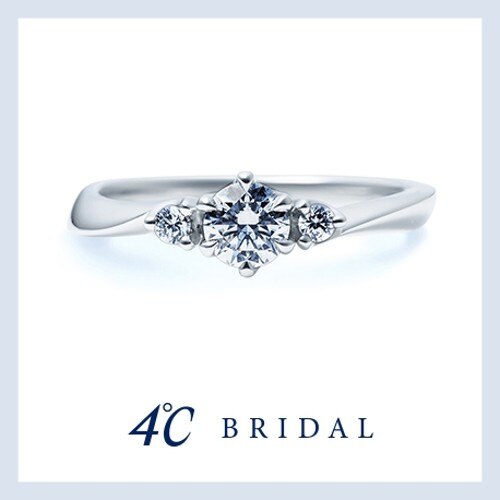 【プラチナエンゲージリング -奇跡-】３つのダイヤモンドの輝きと優しいウェーブラインが上品な印象の婚約指輪