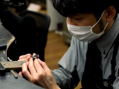 90年以上の歴史を持つ自社工房の職人が在籍するJEWELRY KAMATA