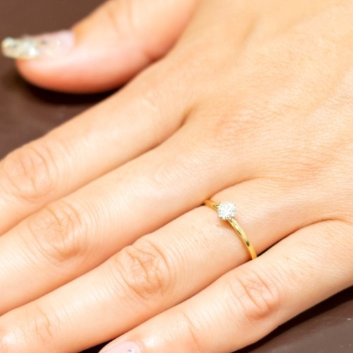 指馴染みが美しいゴールド×プラチナ４本爪 エンゲージリング（婚約指輪