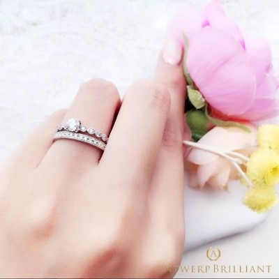 重ねつけも美しいアントワープブリリアントの結婚指輪と婚約指エアセットリング