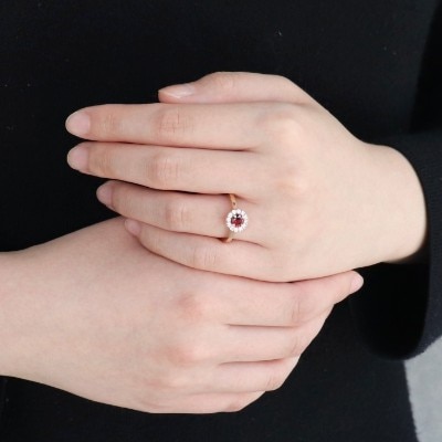 18EN-002G】ガーネットが個性的なゴールドのおしゃれな婚約指輪（婚約 