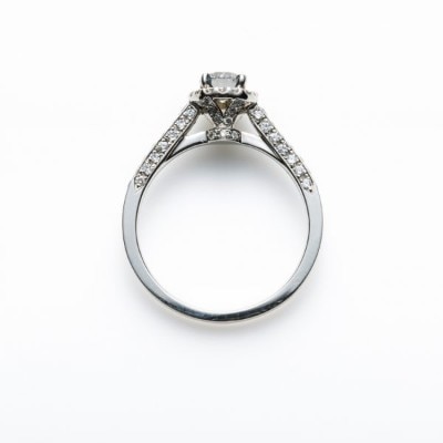 大変希少な天然のブルーダイヤモンドを使用したオシャレな婚約指輪Brilliant blue Fancies