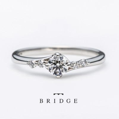 いざないの水神はブリッジ銀座の結婚指輪エレガントなウェーブラインが人気サイドメレが個性的でおしゃれ