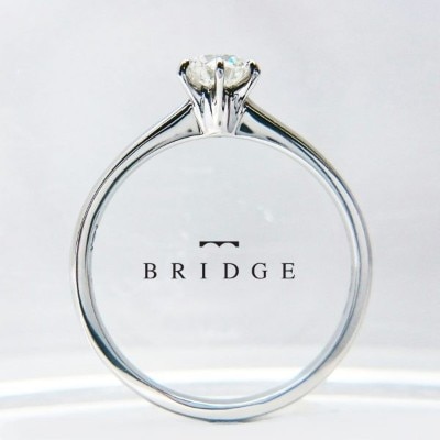 シンプルで王道な人気デザインのオシャレかわいい婚約指輪　Here&Now　一輪の薔薇