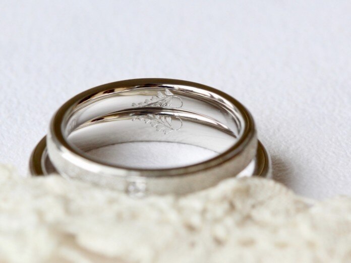 藤の花をデザインした刻印に、二人だけのストーリーが宿る結婚指輪 ...