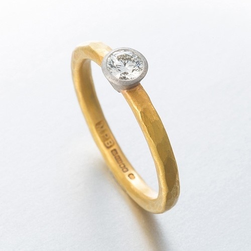 マルコム ベッツ＞GOLD BAND WITH DIAMOND ENGAGEMENT RING（婚約指輪