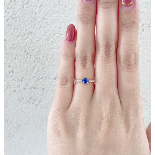 美しい ロイヤルブルー サファイヤ　ダイヤモンドライン婚約指輪