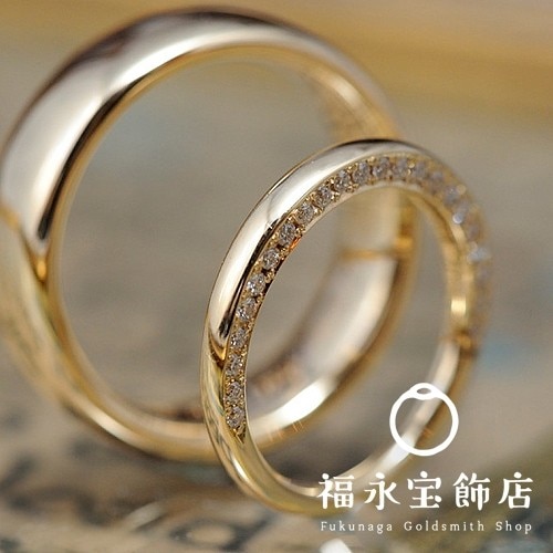 側面にハーフエタニティの結婚指輪