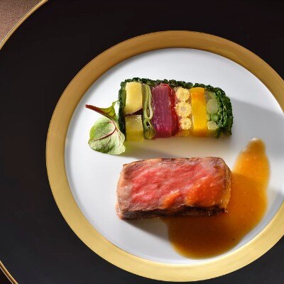 VIPに愛される珠玉の料理でおもてなし。芸術的な盛り付けは、食べるのが惜しいほど