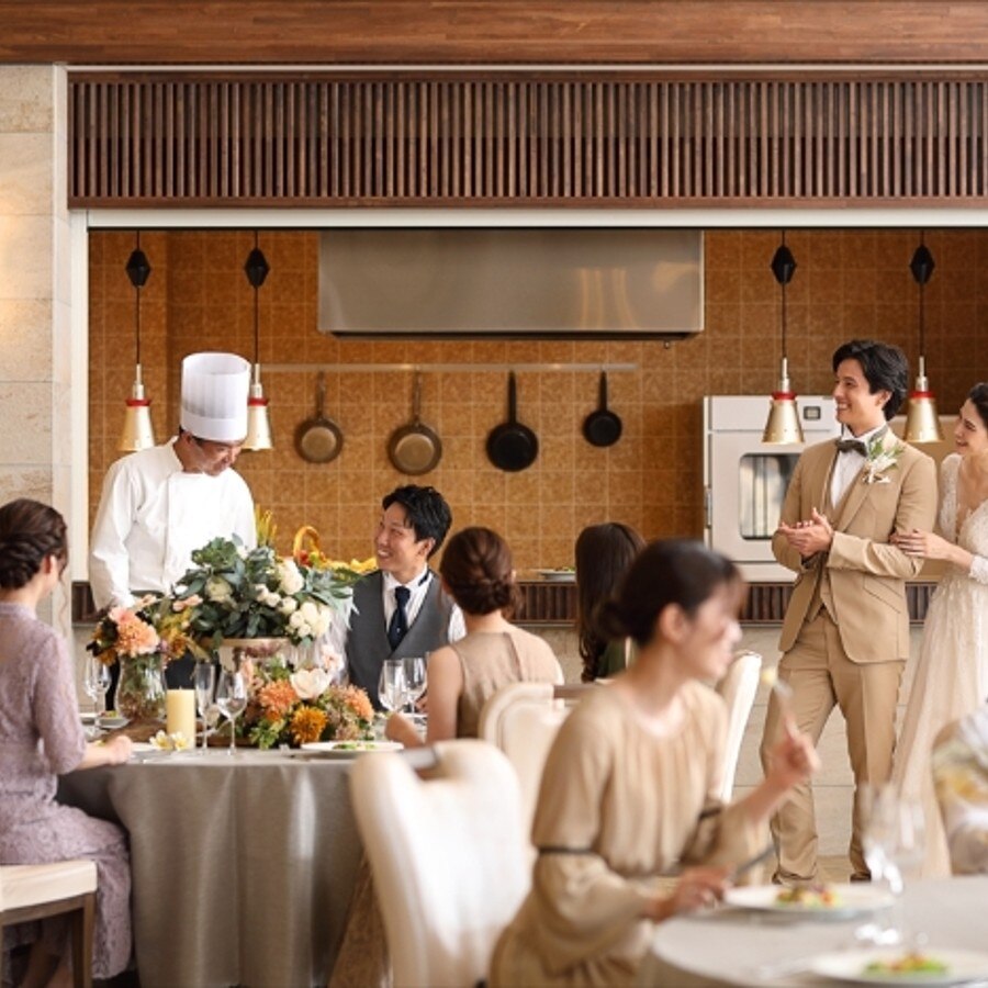 オープンキッチンから出来立てをお届け。シェフ渾身の特製料理にゲストも思わず笑顔に