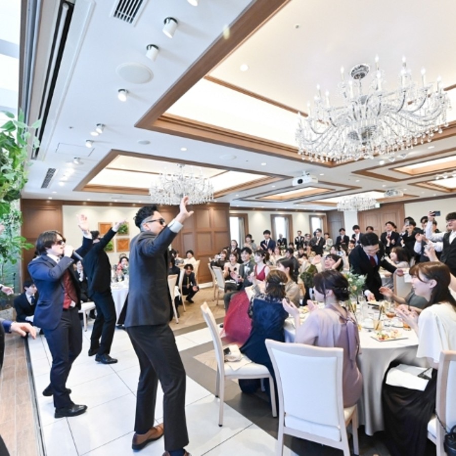 ゲストの皆様の余興ダンス！
会場内インナーガーデンに集まり皆様でダンスを披露しました！
会場内の皆様スタンディングオーベーションでとても盛り上がりました！