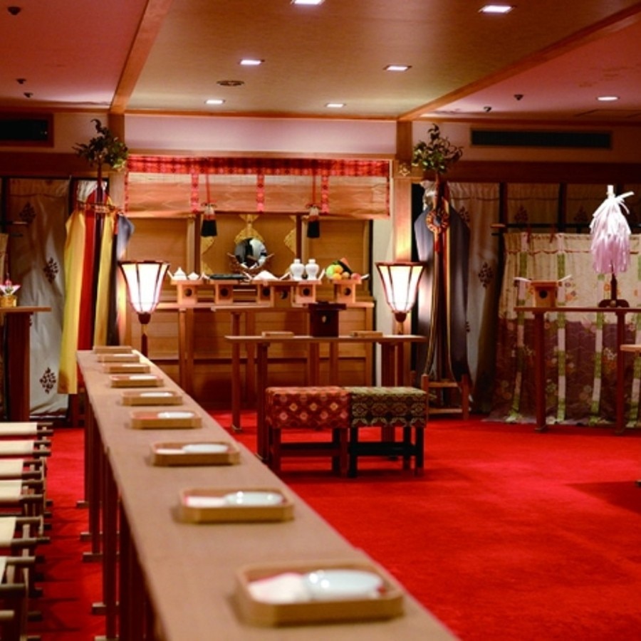 琉球八社の一つ「波上宮」での神前式と、ホテルでの華やかな披露宴の組合せも人気