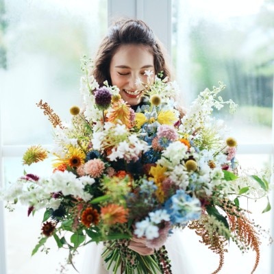  一人ひとりに似合うよう作られるブーケ。花嫁に幸福のオーラを纏わせるアクセサリー