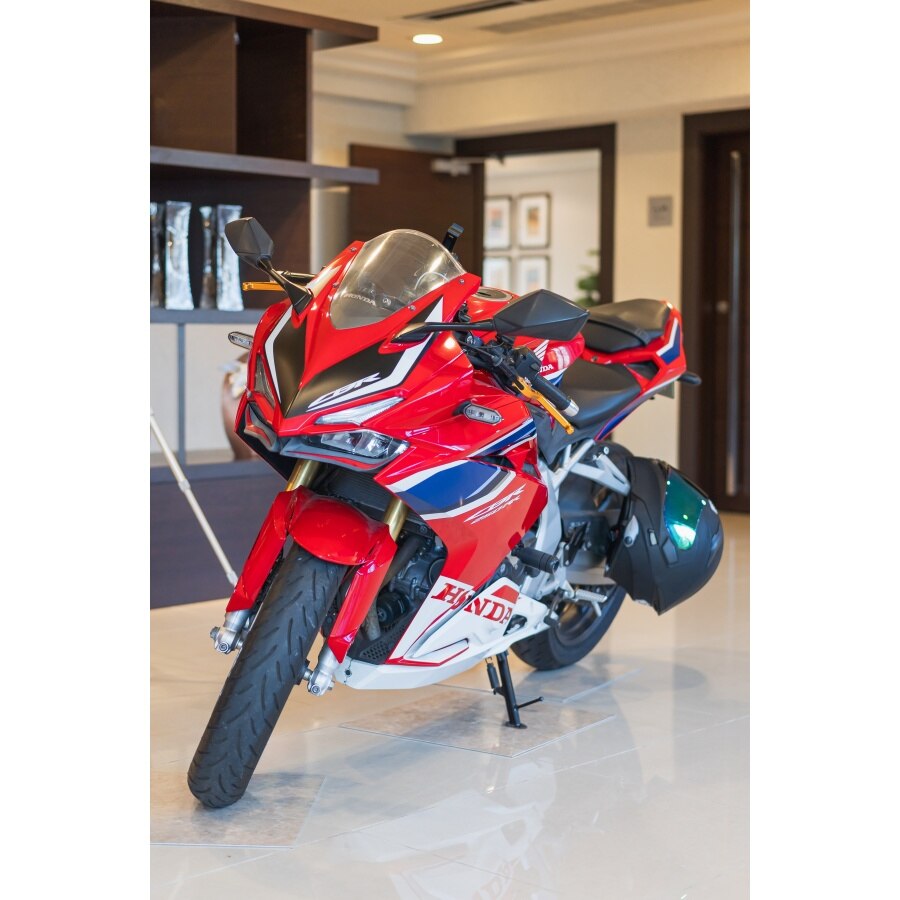 ウエルカムスペースには新郎様の趣味であるバイクを展示。
ふたりを�知ってもらう場でもある結婚式では好きなものや趣味のアイテムを飾って「らしさ」を演出しましょう。
バイクの前ではゲスト同士で写真を撮りあったりと大人気でした。
