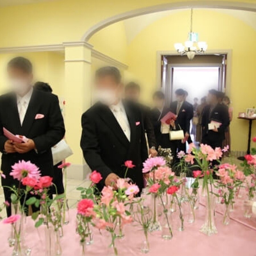 披露宴会場の入り口で1人1つ花瓶を持ってお席へ♪ゲストがお席に座ると世界に1つだけの卓上花の完成！