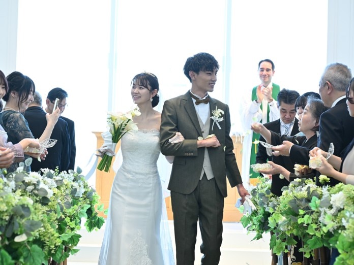 挙式退場シーンでのフラワーシャワー♪
お二人だけでなくゲストの皆様も素敵な笑顔で挙式を結ぶことが出来ました！